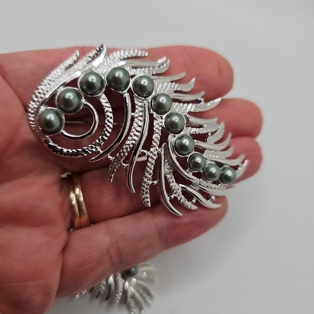 Elegant Vintage Sarah Coventry Silver & Gray Brooch Set - Picture 3 of 4